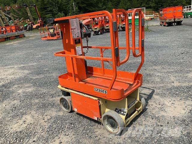 JLG 1230ES Вертикальні щоглові підйомники