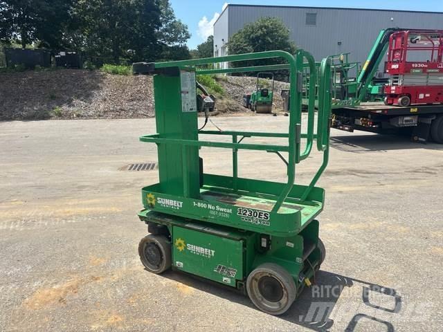 JLG 1230ES Вертикальні щоглові підйомники