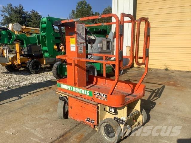 JLG 1230ES Вертикальні щоглові підйомники
