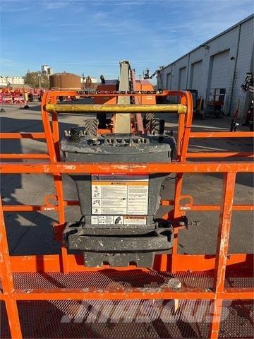 JLG 800S Телескопічні підйомники