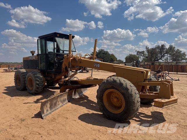 John Deere 770 Грейдери