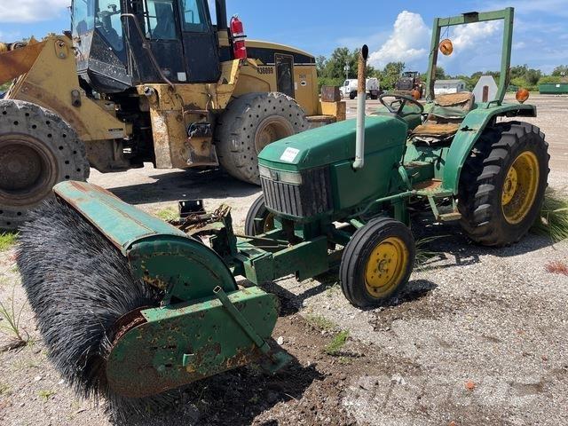 John Deere 970 Внутрішні підмітальні машини