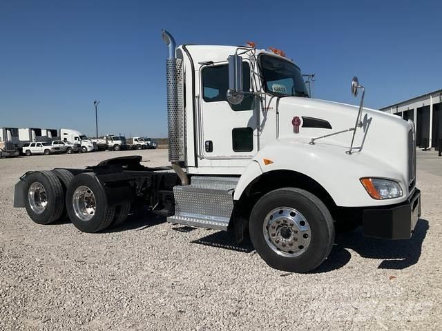Kenworth T440 Тягачі