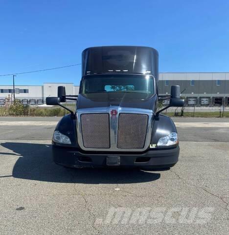 Kenworth T680 Тягачі