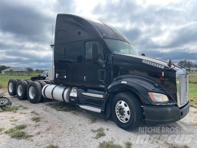 Kenworth T700 Тягачі