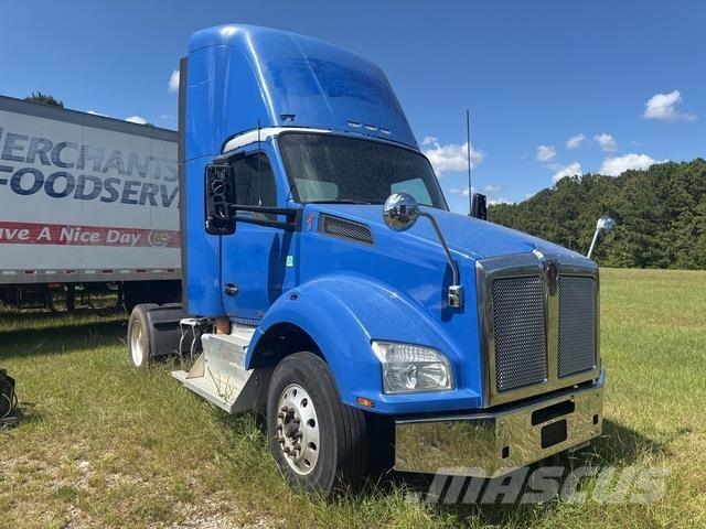Kenworth T880 Тягачі