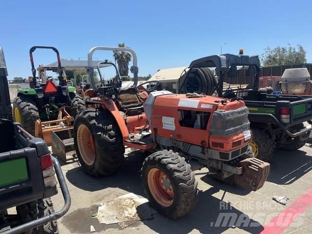 Kubota L3010D Трактори