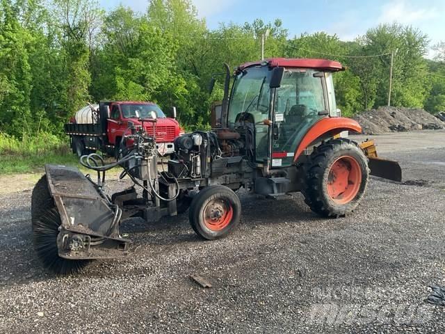 Kubota M5040 Внутрішні підмітальні машини