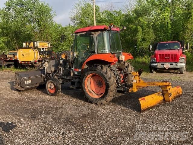 Kubota M5040 Внутрішні підмітальні машини