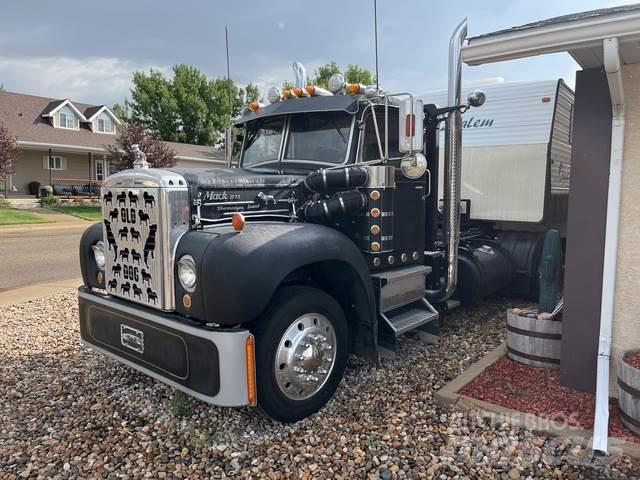 Mack B75 Тягачі