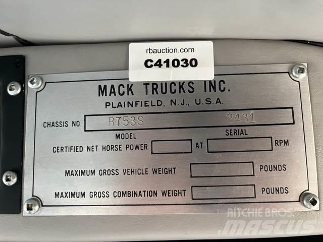 Mack B75 Тягачі