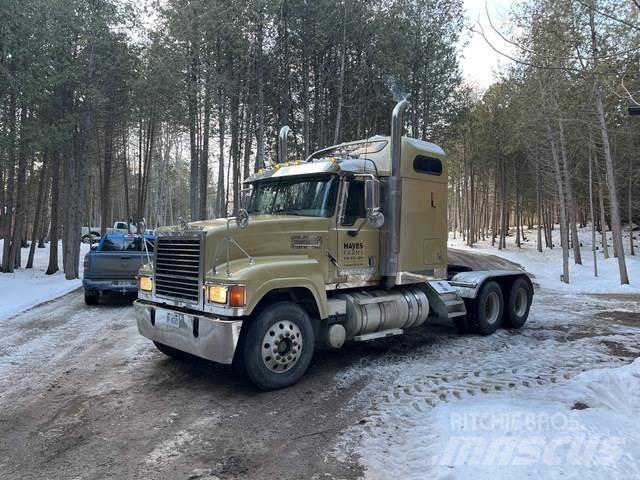 Mack CHN613 Тягачі