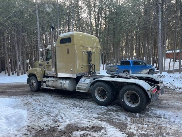 Mack CHN613 Тягачі
