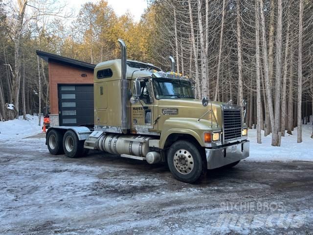 Mack CHN613 Тягачі