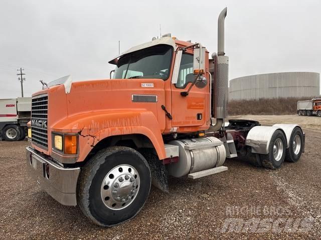Mack CHN613 Тягачі