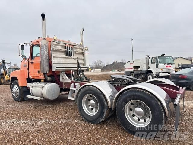 Mack CHN613 Тягачі