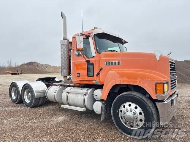 Mack CHN613 Тягачі