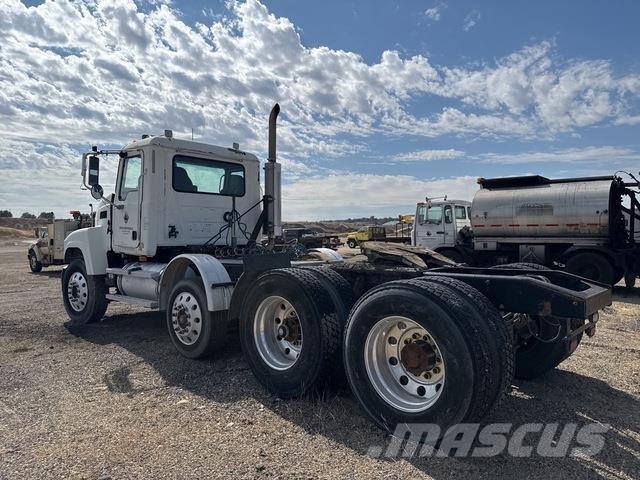 Mack CHN613 Тягачі