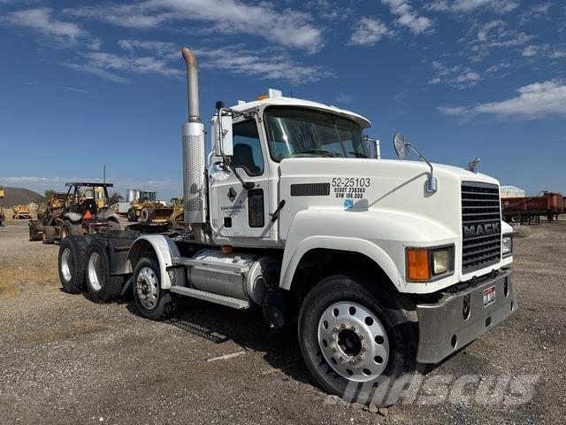 Mack CHN613 Тягачі