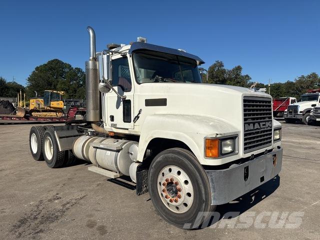 Mack CHN613 Тягачі