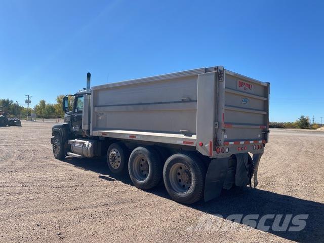 Mack CHN613 Самоскиди