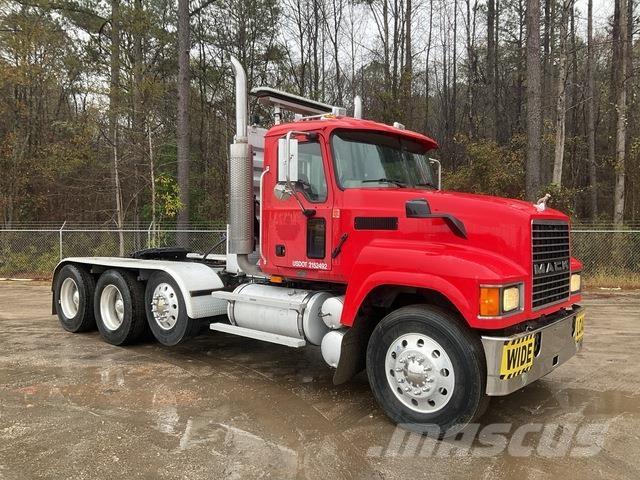 Mack CHN613 Тягачі