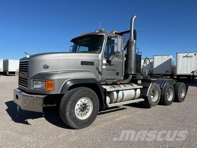 Mack CL713 Тягачі
