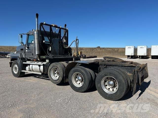 Mack CL713 Тягачі
