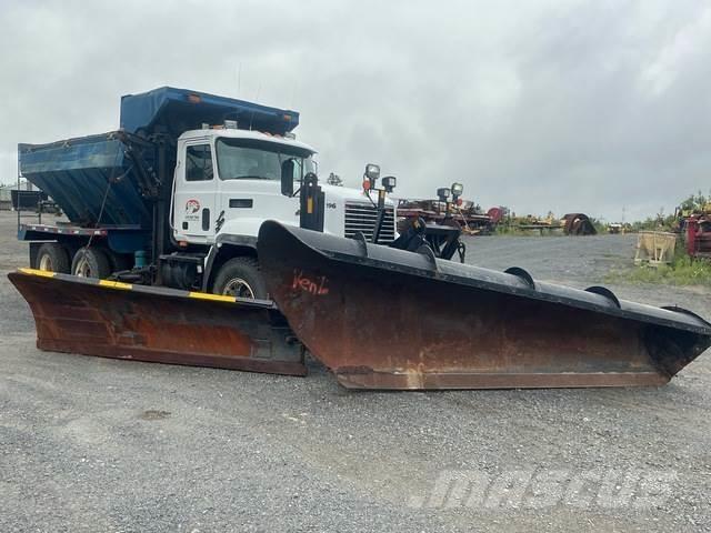 Mack CL713 Снігоочищувальні ножі та плуги
