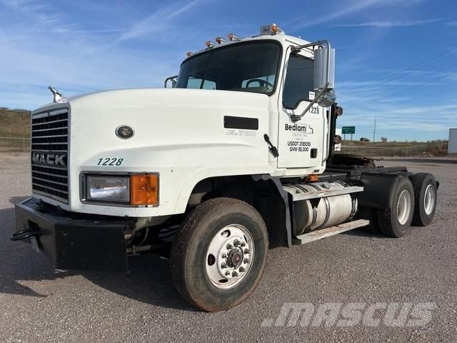 Mack CL733 Тягачі