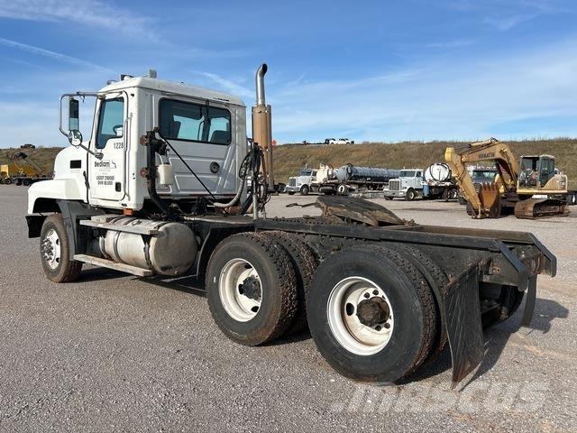 Mack CL733 Тягачі