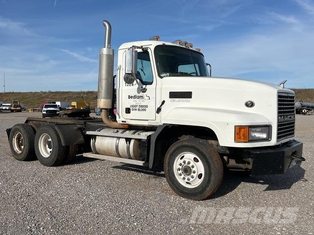 Mack CL733 Тягачі
