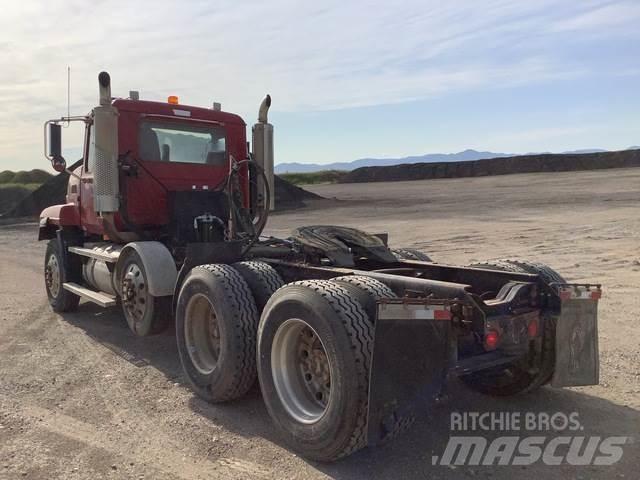 Mack CL733 Тягачі