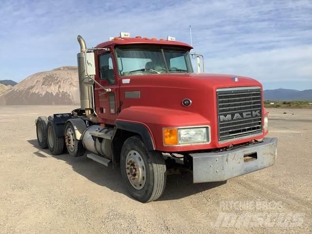 Mack CL733 Тягачі