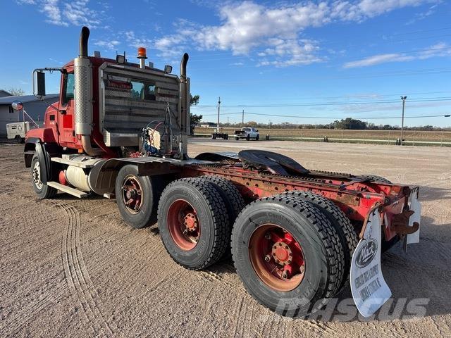 Mack CL733 Тягачі