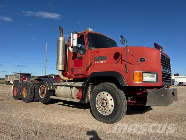 Mack CL733 Тягачі