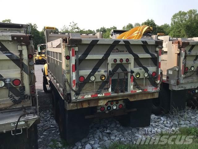 Mack CV713 Розсіювачі солі та піску