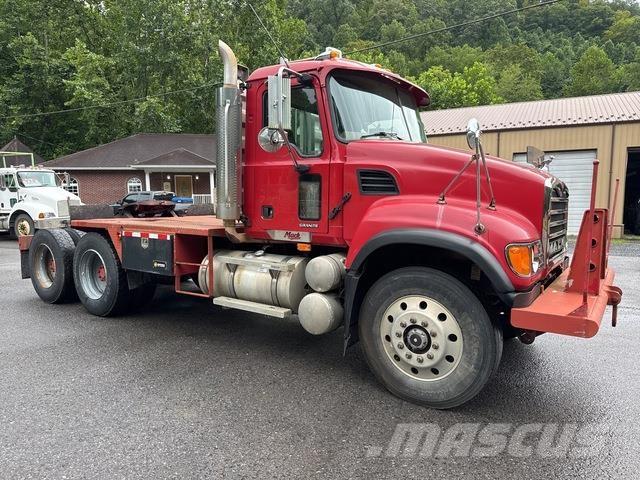 Mack CV713 Тягачі