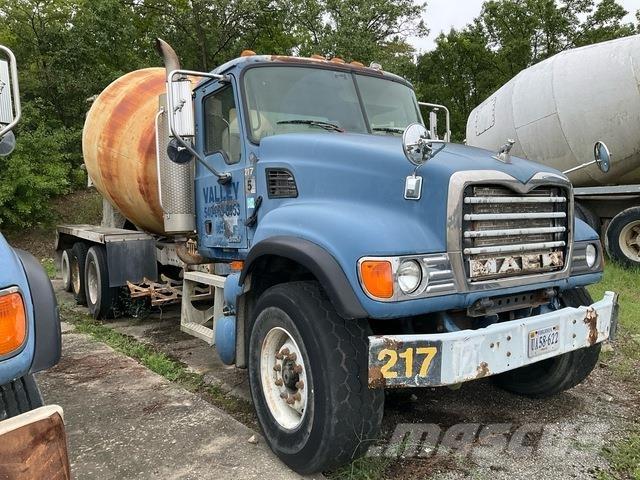 Mack CV713 Вантажівки / спеціальні