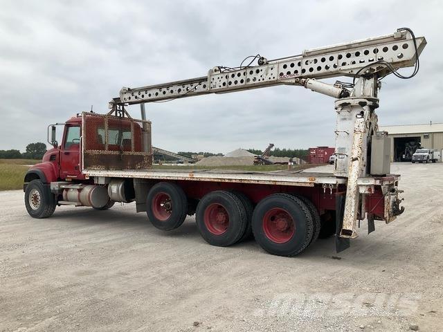 Mack CV713 Вантажівки / спеціальні