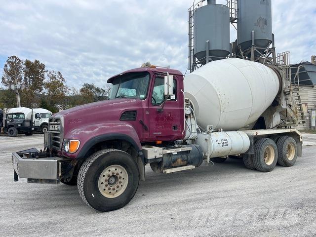 Mack CV713 Вантажівки / спеціальні