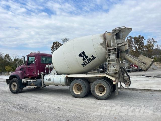 Mack CV713 Вантажівки / спеціальні