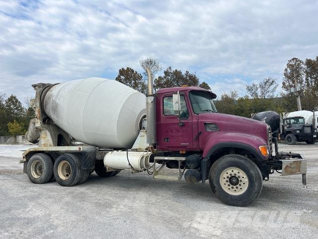 Mack CV713 Вантажівки / спеціальні