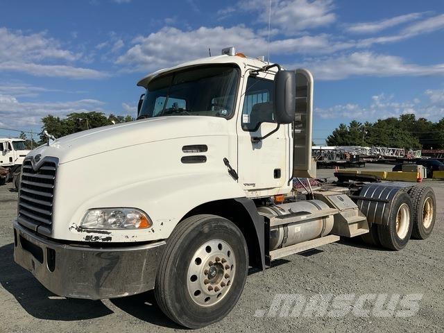 Mack CXN613 Тягачі