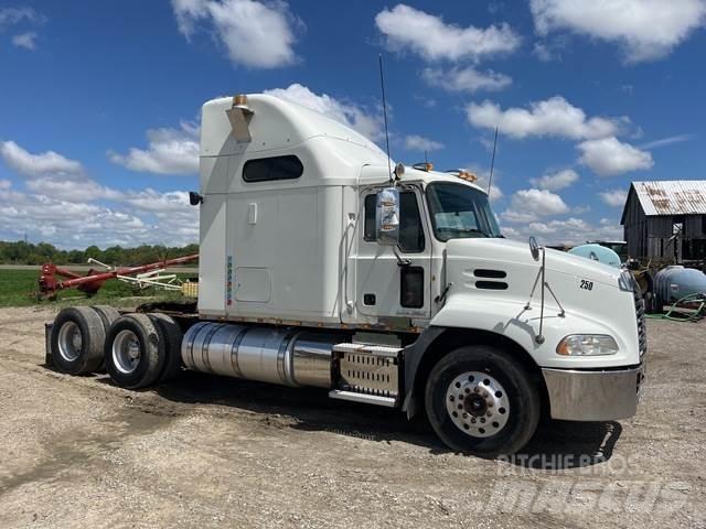 Mack CXU600 Тягачі