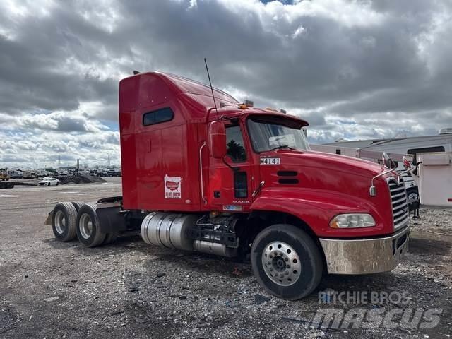 Mack CXU613 Тягачі