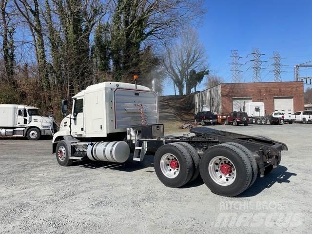 Mack CXU613 Тягачі