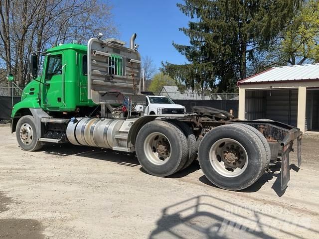 Mack CXU613 Тягачі