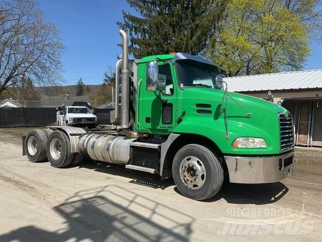 Mack CXU613 Тягачі