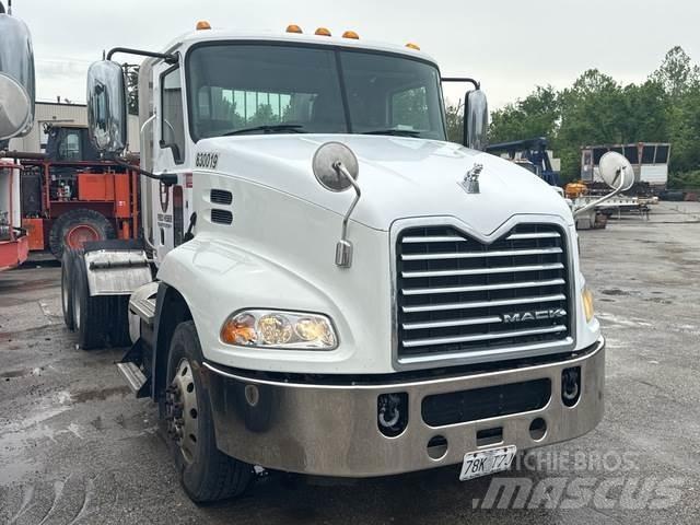 Mack CXU613 Тягачі